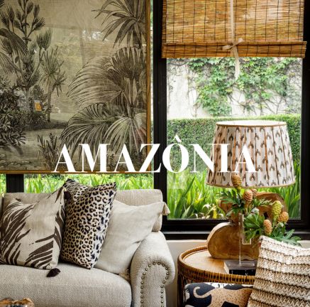 sofá branco e abajur com a logo Amazônia