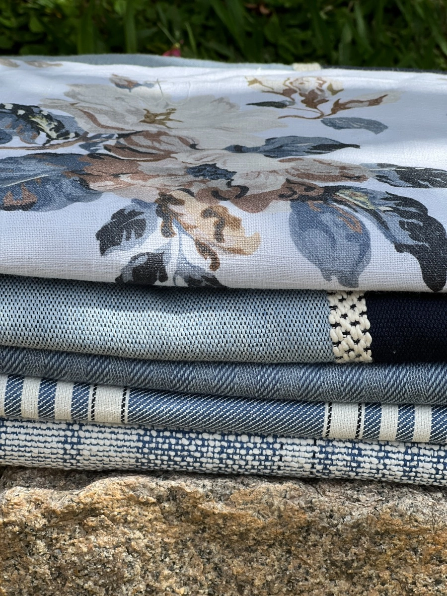 Tecido Flor Acácia Denim com Off White