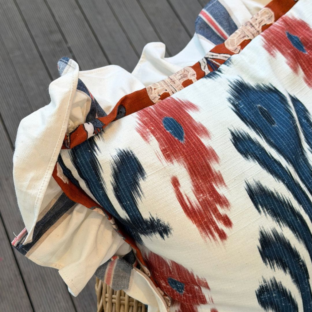 Almofada Ikat Miguel com Babado