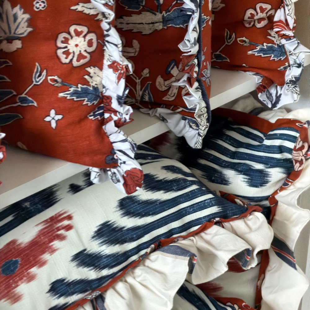 Almofada Ikat Miguel com Babado Almofada Ikat Miguel com Babado