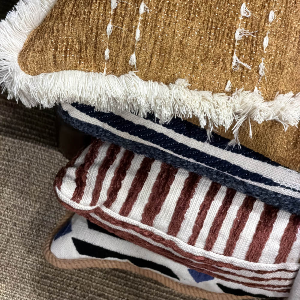 Almofada Trama Ameixa com Recorte e Franja