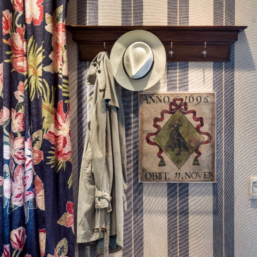 Prateleira de Madeira com 4 Ganchos