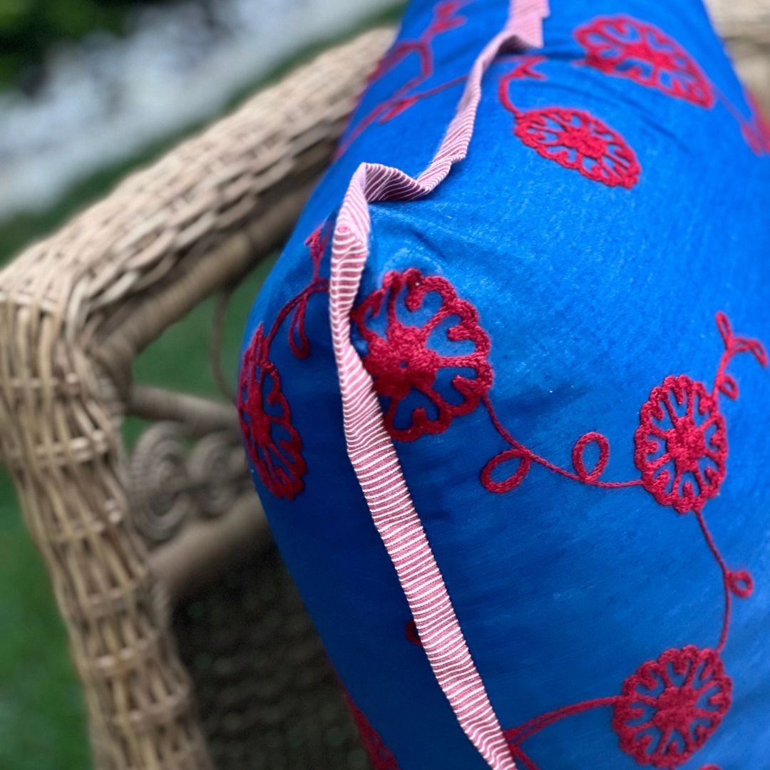 Almofada Bordada Vermelho com Aba Listrada Almofada Bordada Vermelho com Aba Listrada