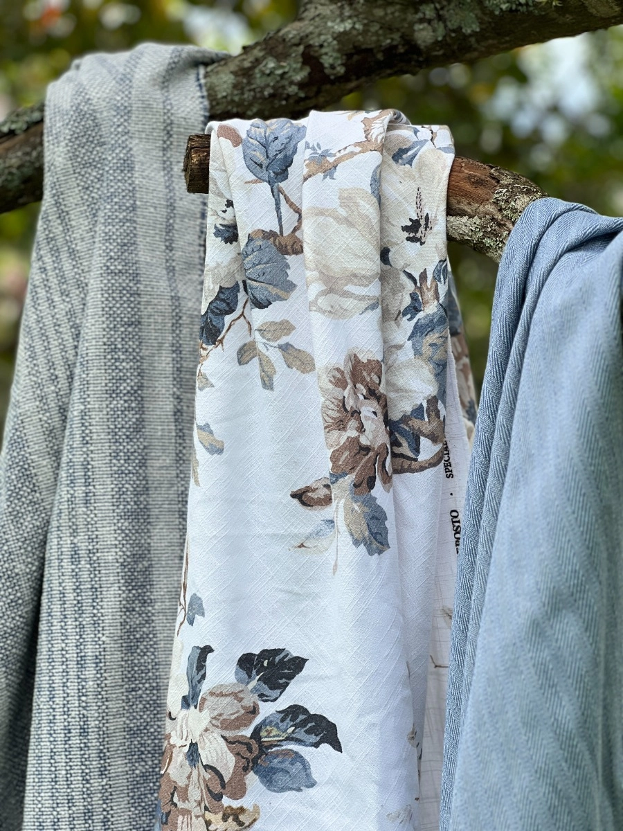 Tecido Flor Acácia Denim com Off White