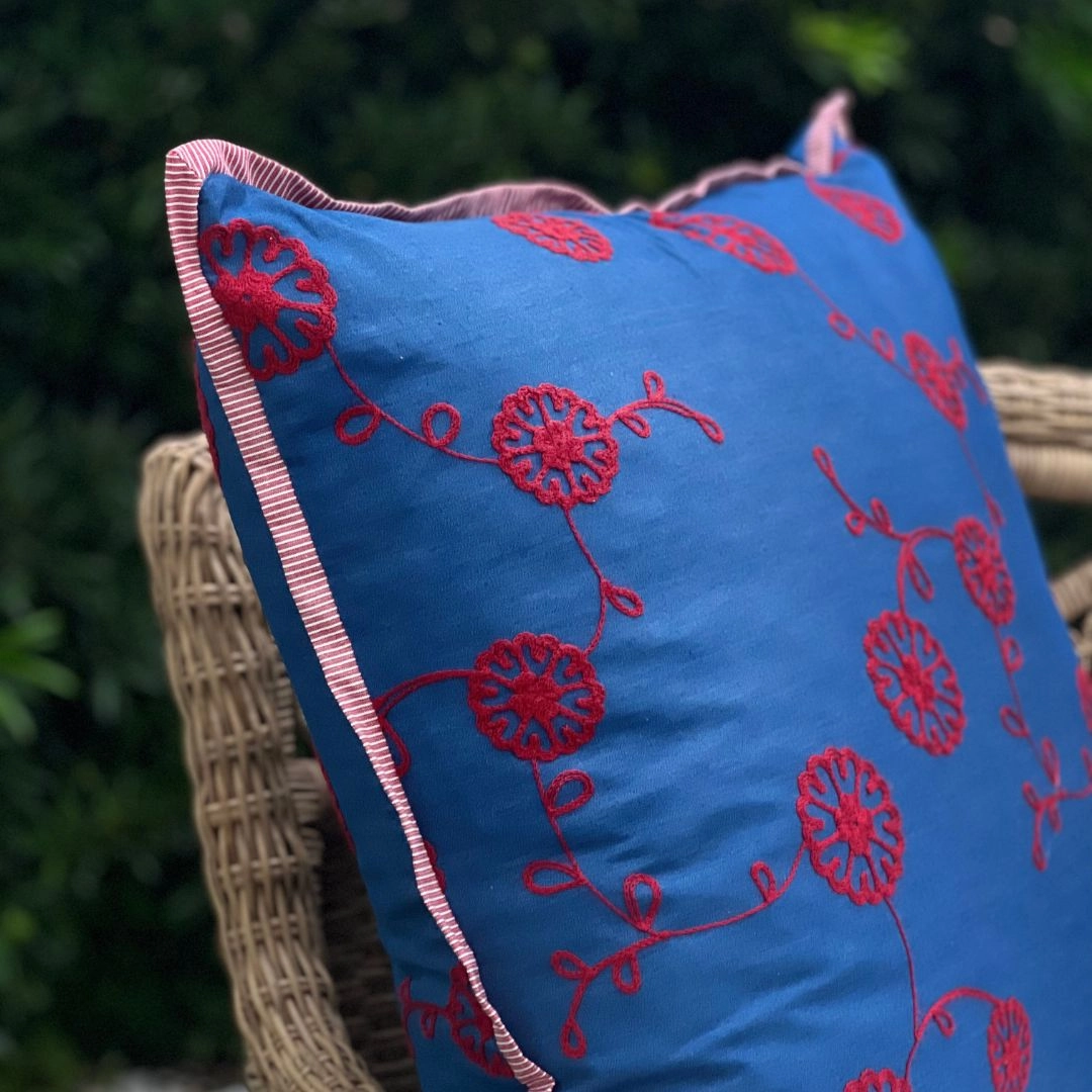 Almofada Bordada Vermelho com Aba Listrada Almofada Bordada Vermelho com Aba Listrada