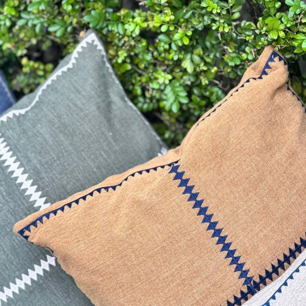 Almofada Bordada Tramado Devorê Camel